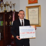 Starosta Bialski Mariusz Filipiuk z pamiątkową tablicą obrazującą wartość projektu Starosta Bialski Mariusz Filipiuk z pamiątkową tablicą obrazującą wartość projektu