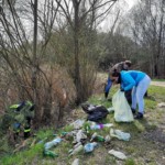 Akcja Czysta Ziemia w Gminie Międzyrzec Podlaski- uczestnicy akcji porządkujący o