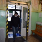 Mieszkaniec DPS wchodzi do budynku przez bramkę higieniczną