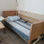 Zdjęcie prezentuje łóżko ortopedyczne