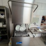 Zdjęcie prezentujące zmywarkę przemysłową