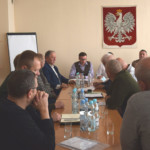 Spotkanie Starosty Bialskiego Mariusza Filipiuka z myśliwymi i rolnikami w sprawie zakazu polowań na terenie objętym stanem wyjątkowym Spotkanie Starosty Bialskiego Mariusza Filipiuka z myśliwymi i rolnikami w sprawie zakazu polowań na terenie objętym stanem wyjątkowym