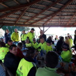 Uczestnicy rajdu jesiennego LZS podczas poczęstunku Uczestnicy rajdu jesiennego LZS podczas poczęstunku