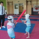 Zawodnicy podczas walki pokazowej na „miecze”. Zawodnicy podczas walki pokazowej na „miecze”.