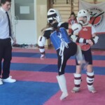 Zawodniczki podczas walki sportowej w pełnym wyposażeniu. Zawodniczki podczas walki sportowej w pełnym wyposażeniu.
