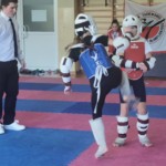 Zawodniczki podczas walki sportowej w pełnym wyposażeniu. Zawodniczki podczas walki sportowej w pełnym wyposażeniu.