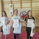 Dziewczęta podczas dekoracji i otrzymania nagród rzeczowych. Dziewczęta podczas dekoracji i otrzymania nagród rzeczowych.