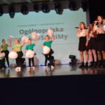 Uczennice szkoły podstawowej w Tuliłowie w zaprezentowanym układzie tanecznym i wokalnym Część artystyczna uczennic