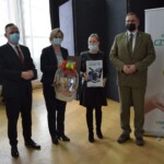 Nagrodę wręczył Starosta Bialski Mariusz Filipiuk oraz Przewodniczący Rady Powiatu w Białej Podlaskiej Mariusz Kiczyński. Nagrodę odebrali przedstawiciele szkoły Wyróznieni laureaci konkursu