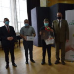 Nagrodę wręczył Starosta Bialski Mariusz Filipiuk oraz Przewodniczący Rady Powiatu w Białej Podlaskiej Mariusz Kiczyński. Nagrodę odebrali przedstawiciel szkoły wraz z uczeniem Wyróznieni laureaci konkursu