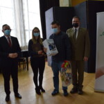 Nagrodę wręczył Starosta Bialski Mariusz Filipiuk oraz Przewodniczący Rady Powiatu w Białej Podlaskiej Mariusz Kiczyński. Nagrodę odebrali przedstawiciel szkoły wraz z uczeniem Wyróżnieni uczestnicy konkursu
