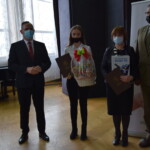 Nagrodę wręczył Starosta Bialski Mariusz Filipiuk oraz Przewodniczący Rady Powiatu w Białej Podlaskiej Mariusz Kiczyński. Nagrodę odebrali przedstawiciel szkoły wraz z uczennicą Wyróżnieni uczestnicy konkursu