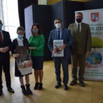 Nagrodę wręczył Starosta Bialski Mariusz Filipiuk oraz Przewodniczący Rady Powiatu w Białej Podlaskiej Mariusz Kiczyński. Nagrodę odebrali przedstawiciel szkoły wraz z uczennicą Wyróżnieni uczestnicy konkursu