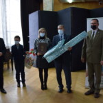 Nagrodę wręczył Starosta Bialski Mariusz Filipiuk oraz Przewodniczący Rady Powiatu w Białej Podlaskiej Mariusz Kiczyński. Nagrodę odebrali przedstawiciel szkoły wraz z uczeniem Laureaci piątego miejsca