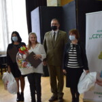 Nagrodę wręczył Starosta Bialski Mariusz Filipiuk oraz Przewodniczący Rady Powiatu w Białej Podlaskiej Mariusz Kiczyński. Nagrodę odebrali przedstawiciel szkoły wraz z uczennicą Laureaci czwartego miejsca