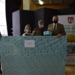 Nagrodę wręczył Starosta Bialski Mariusz Filipiuk oraz Przewodniczący Rady Powiatu w Białej Podlaskiej Mariusz Kiczyński. Nagrodę odebrali przedstawiciel szkoły wraz z uczennicą Laureaci drugiego miejsca