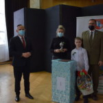 Nagrodę wręczył Starosta Bialski Mariusz Filipiuk oraz Przewodniczący Rady Powiatu w Białej Podlaskiej Mariusz Kiczyński. Nagrodę odebrali dyrektor szkoły wraz z uczeniem Laureaci pierwszego miejsca