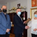 Wręczenie nagrody wyróżnionej bibliotece Wręczenie nagrody wyróżnionej bibliotece