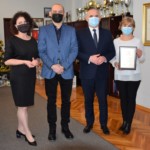 Wręczenie nagrody wyróżnionej bibliotece Wręczenie nagrody wyróżnionej bibliotece