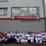 Wszyscy uczestnicy biegu pod muralem Wszyscy uczestnicy biegu pod muralem