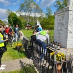 Zdjęcia przy pomniku w Kłodzie Małej Zdjęcia przy pomniku w Kłodzie Małej