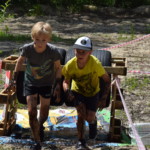 Zawodnicy pokonują przeszkodę Zawodnicy pokonują przeszkodę