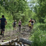 Zawodnicy pokonują przeszkodę Zawodnicy pokonują przeszkodę