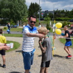 Zastępca Burmistrza Międzyrzeca Podlaskiego wręcza medal zawodnikowi Zastępca Burmistrza Międzyrzeca Podlaskiego wręcza medal zawodnikowi