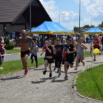 Zawodnicy wyruszają na trasę biegu Zawodnicy wyruszają na trasę biegu