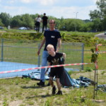 Zawodnicy pokonują przeszkodę Zawodnicy pokonują przeszkodę