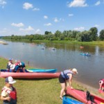 Uczestnicy podczas spływu Uczestnicy podczas spływu