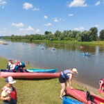 Uczestnicy podczas spływu Uczestnicy podczas spływu