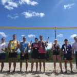 Grupowe zdjęcie siatkarzy z pamiątkowymi medalami i pucharami Grupowe zdjęcie siatkarzy z pamiątkowymi medalami i pucharami