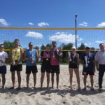 Grupowe zdjęcie siatkarzy z pamiątkowymi medalami i pucharami Grupowe zdjęcie siatkarzy z pamiątkowymi medalami i pucharami