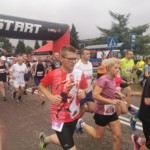 Zawodnicy wybiegają w trasę Zawodnicy wybiegają w trasę