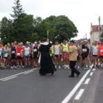 Poświęcenie przez księdza uczestników biegu Poświęcenie przez księdza uczestników biegu