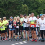 Zawodnicy nordic walking na linii startu Zawodnicy nordic walking na linii startu