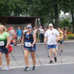 Zawodnicy nordic walking podczas marszu Zawodnicy nordic walking podczas marszu