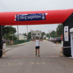 Zawodnik przekraczający linię mety Zawodnik przekraczający linię mety