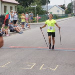 Zawodnik przekraczający linię mety Zawodnik przekraczający linię mety