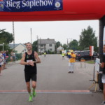 Zawodnik przekraczający linię mety Zawodnik przekraczający linię mety