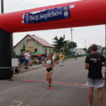 Zawodniczka przekraczająca linię mety Zawodniczka przekraczająca linię mety