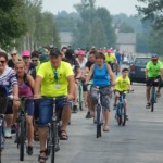 Grupa rowerzystów przemierza trasę rajdu Grupa rowerzystów przemierza trasę rajdu