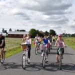 Grupa rowerzystów przemierza trasę rajdu. Grupa rowerzystów przemierza trasę rajdu.