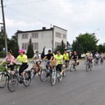 Rowerzyści przemierzają trasę. Rowerzyści przemierzają trasę.