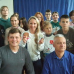 Dyrekcja i uczniowie SP nr 1 w Terespolu z Luizą Złotkowską Dyrekcja i uczniowie SP nr 1 w Terespolu z Luizą Złotkowską