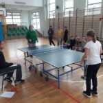 Dziewczęta grające w tenisa stołowego podczas memoriału Dziewczęta grające w tenisa stołowego podczas memoriału