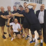 Drużyna Starzy i Młodsi z dyplomem oraz pucharem za zajecie II miejsca w turnieju Drużyna Starzy i Młodsi z dyplomem oraz pucharem za zajecie II miejsca w turnieju