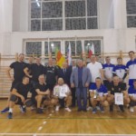 Grupowe zdjęcie drużyny Starzy i Młodsi (II miejsce) oraz drużyna Glob-Max Czosnówka (I miejsce) wraz z organizatorami Grupowe zdjęcie drużyny Starzy i Młodsi (II miejsce) oraz drużyna Glob-Max Czosnówka (I miejsce) wraz z organizatorami