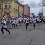 Uczestnicy w trakcie biegu Uczestnicy w trakcie biegu